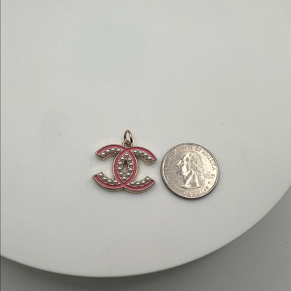 1497. Pink and Pearl Charm with Gold Finish. - Picture 2 of 3